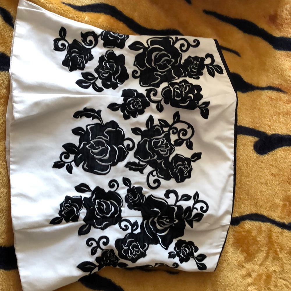 Bustier white w/ embroidered black flowers